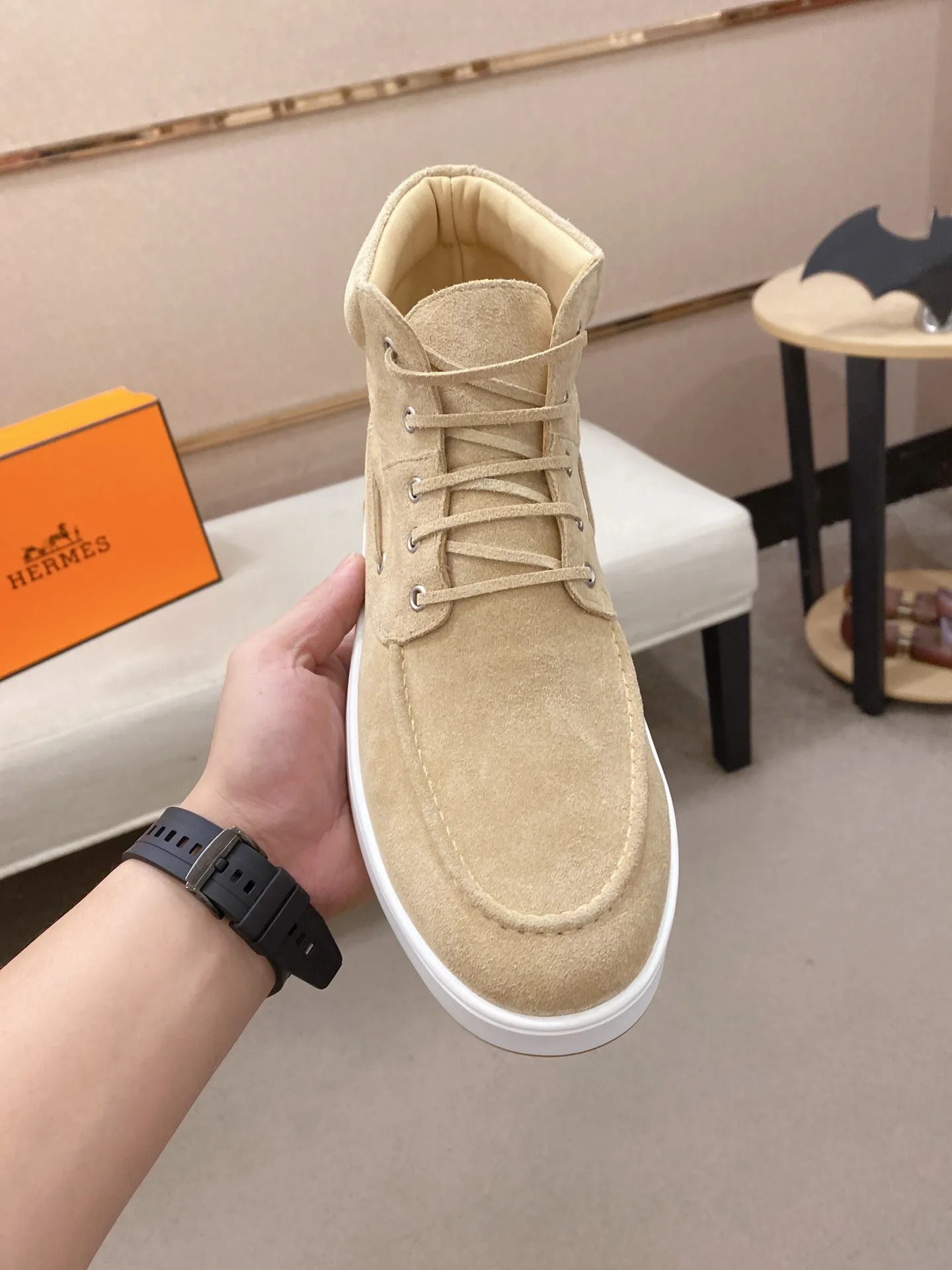 Ex-factory price: 480💰《HERMES》【Classic Original Version】Hermès; Top 🔝 Purchasing Agency 🔍🔍Men's latest high-tops 🇺🇸 available simultaneously at counters, imported from Italy original ▲▲cowhide ▲▲ (high-end, extravagance, class) times) Exquisite workmanship (Italian 🇮🇹Imported water-dyed 🐂cowhide lining) sole: Original sole provided by the original factory, ⚠️exclusive double-layer activity·TPR·rubber·combined molded outsole; super comfortable·wear-resistant·non-slip·environmental protection The real thing is more beautiful if you take the real thing (high quality, follow the order). You can enter and exit the counter at will * Number of yards: 38-44 (45 can be customized and cannot be returned or exchanged)